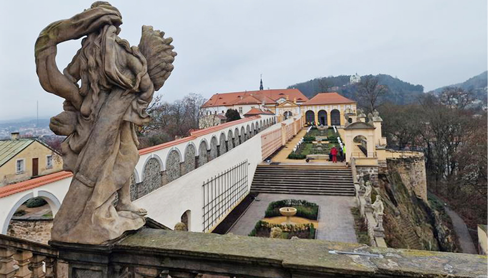 Procházka Dlouhou jízdou do Růžové zahrady s kurátorem zámku